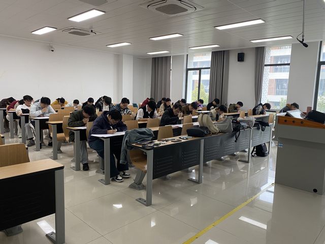 以测促学明方向 现场指导促提升——校领导深入一线视察指导数学课程学习效果检测活动